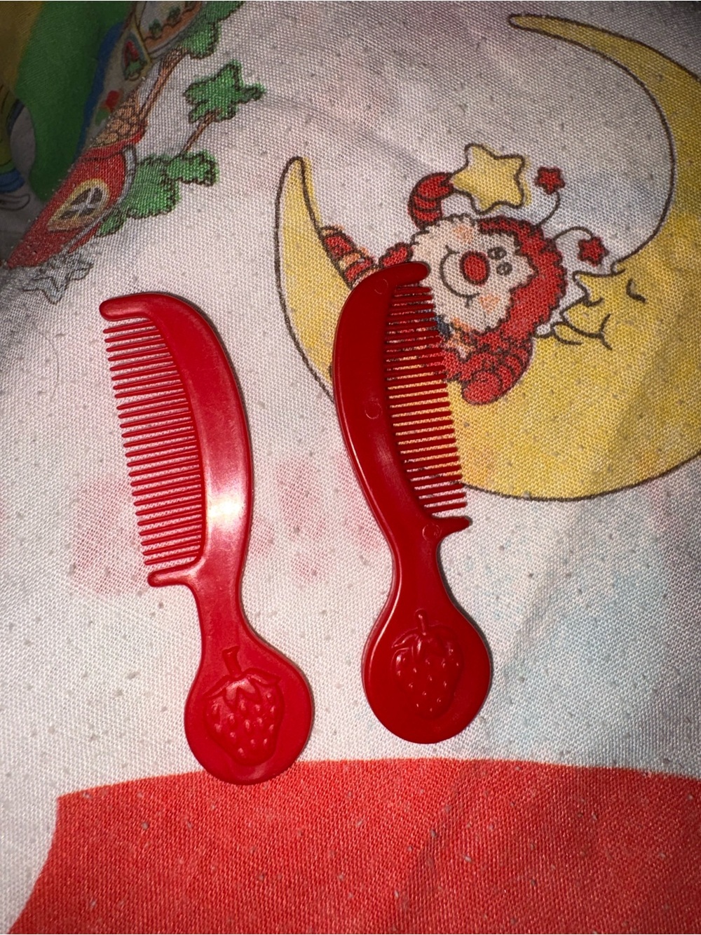 2x vintage strawberry shortcake doll combs - Picture 2 of 3